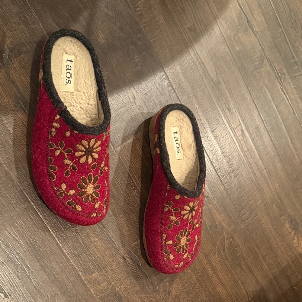 Taos Footwear Burgundy Floral Embroidered Women's Slip-On Mule Shies Eu 40